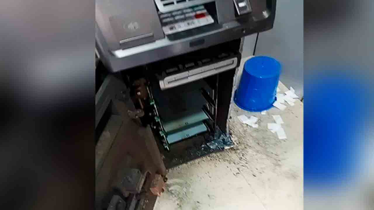 Huge Cash Burnt | గ్యాస్ కట్టర్‌తో ఏటీఎం తెరిచిన దొంగలు.. కాలిపోయిన నగదు