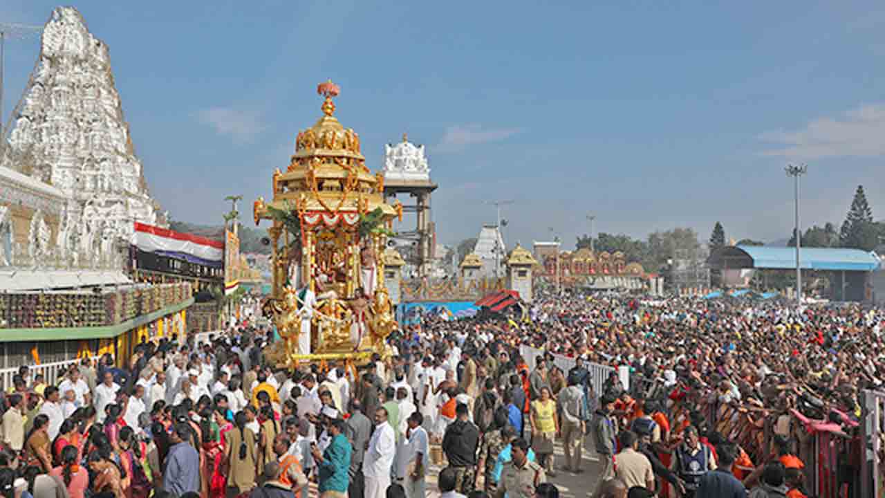 Vaikunta Dwara Darsan | వైకుంఠ ద్వారా దర్శనానికి తరలివచ్చిన భక్తులు.. స్వర్థరథంపై ఊరేగిన మలయప్పస్వామి