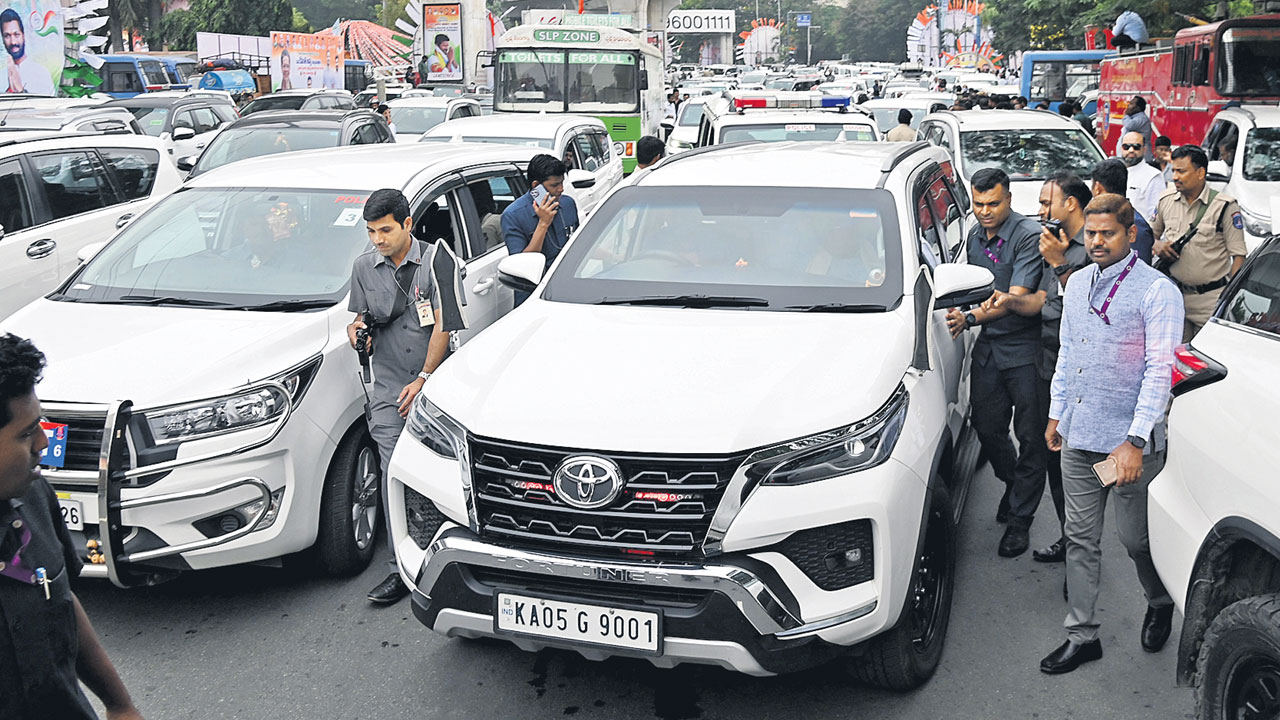 అట్టహాసంగా సీఎం ప్రమాణ స్వీకారం