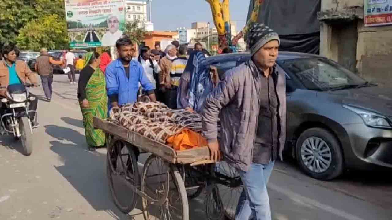 Tragedy | యూపీలో దయనీయం.. అంబులెన్స్‌ లేక తోపుడు బండిపై భార్య మృతదేహాన్ని తీసుకెళ్లిన భర్త