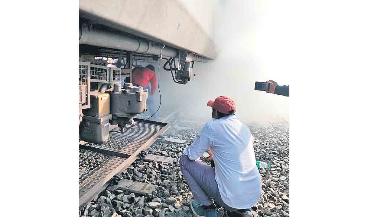 కాగజ్‌నగర్‌ ఎక్స్‌ప్రెస్‌లో పొగలు