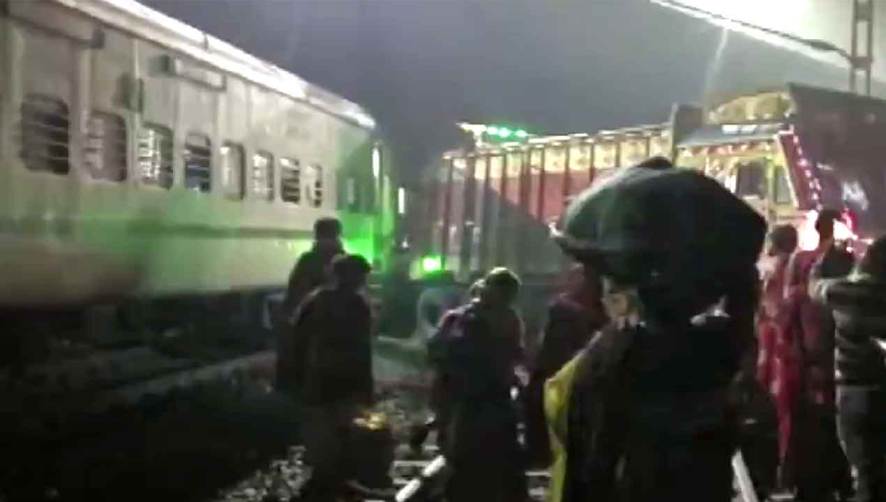 Radhikapur Express | ట్రక్కును ఢీకొట్టిన రాధికపూర్‌ ఎక్స్‌ప్రెస్‌.. ఇంజిన్‌లో చెలరేగిన మంటలు..!