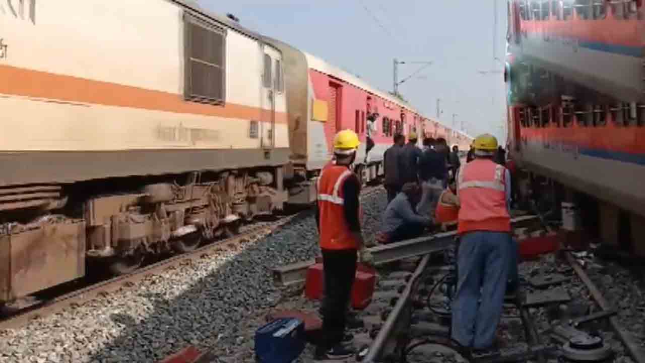 Train derail | పట్టాలుతప్పిన అజ్మీర్-సిల్దా ఎక్స్ప్రెస్ రైలు.. తృటిలో తప్పిన ముప్పు.. Video