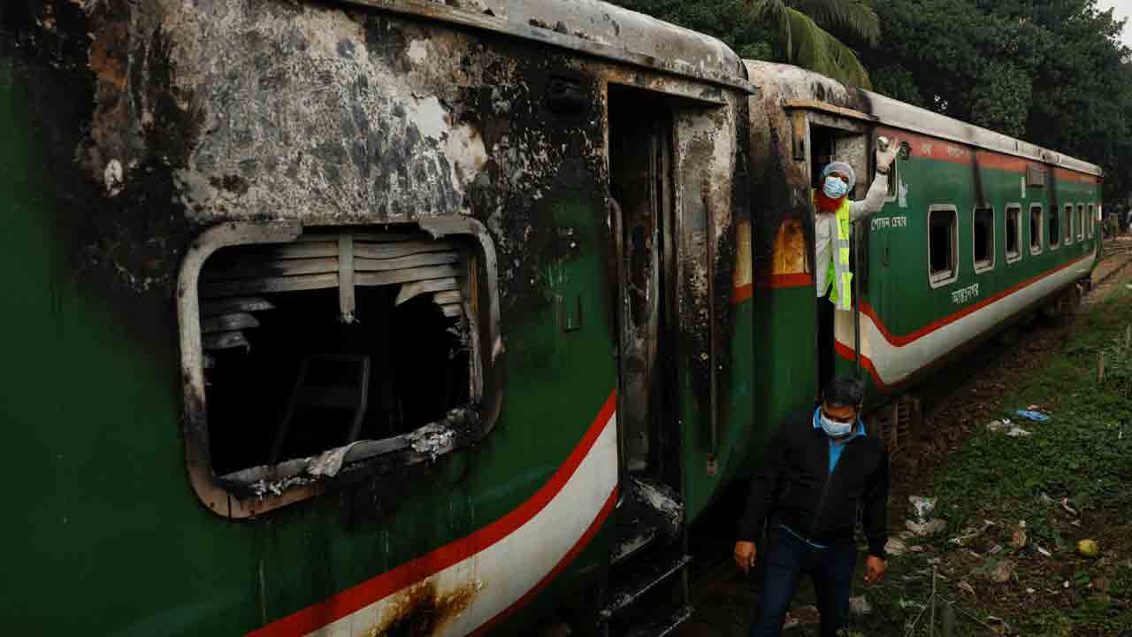 Train torched | రైలుకు నిప్పుపెట్టిన ఆందోళనకారులు.. బంగ్లాదేశ్‌లో నలుగురు సజీవదహనం