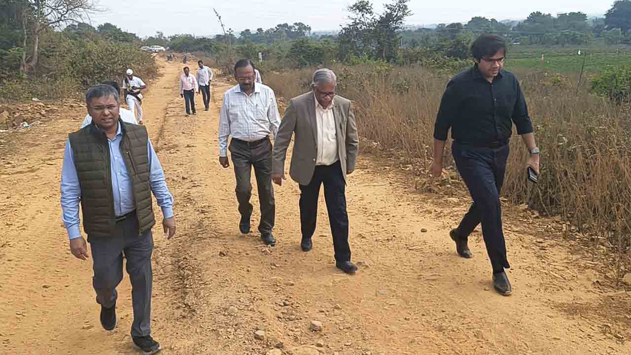 Tribal University | గిరిజన విశ్వ విద్యాలయ భూములను పరిశీలించిన అధికారులు