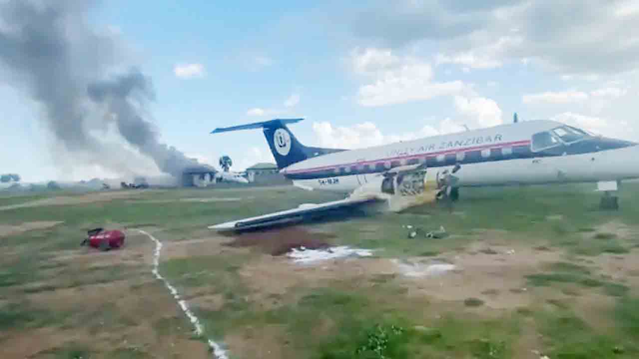 Two Planes Crash | ఒకే రన్‌వేపై గంటల వ్యవధిలోనే ప్రమాదానికి గురైన రెండు విమానాలు.. వీడియో