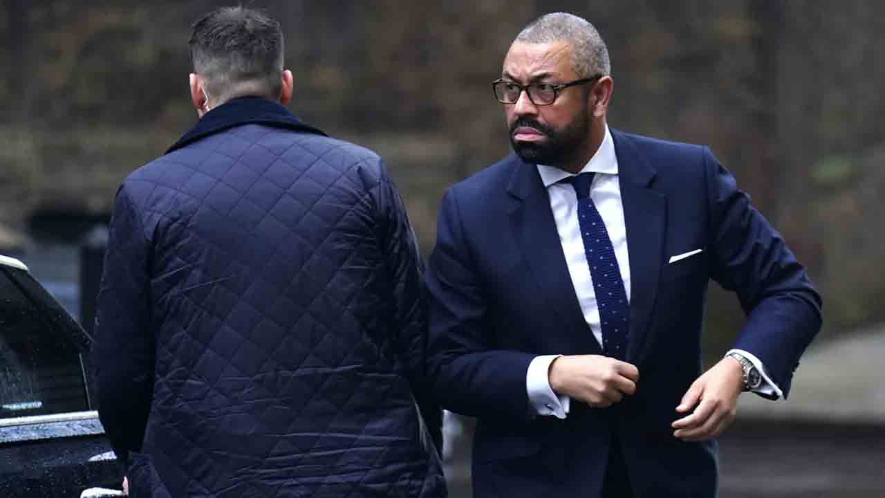 James Cleverly | భార్యల గురించి వివాదాస్పద వ్యాఖ్యలు.. దుమారం రేగడంతో సారీ చెప్పిన బ్రిటన్‌ హోంమంత్రి