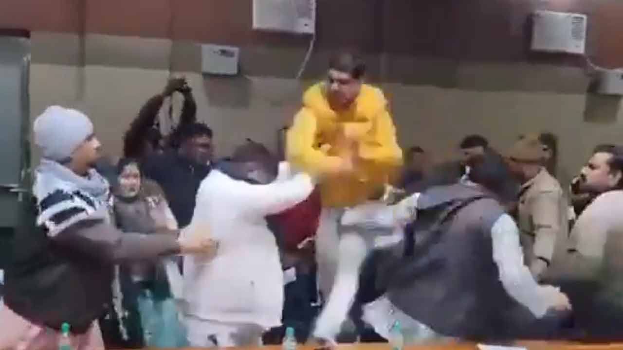 Municipal Council | మున్సిపల్‌ కౌన్సిల్‌ సమావేశంలో కౌన్సిలర్ల పిడిగుద్దులు.. వీడియో