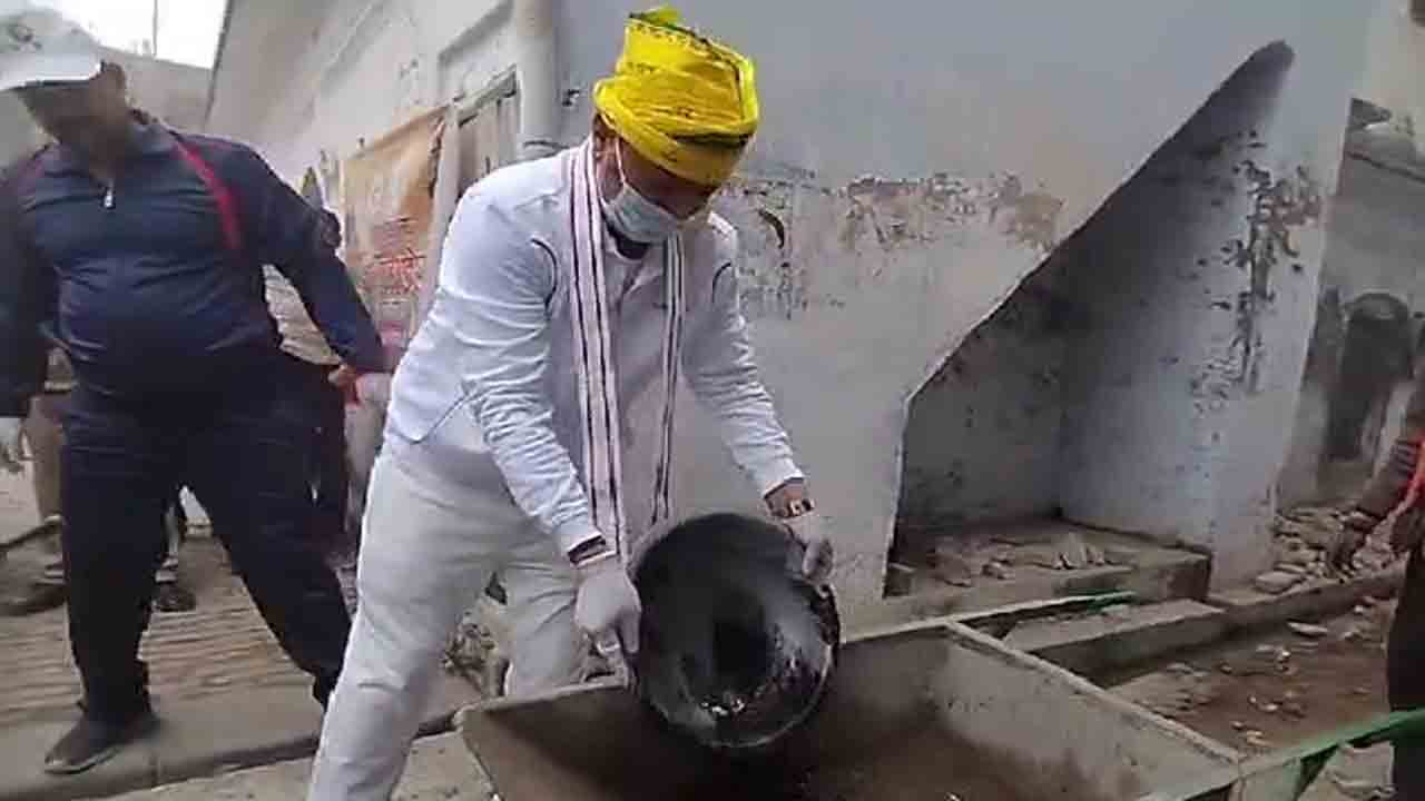 Ayodhya | అయోధ్యలో డ్రెయిన్లు, రోడ్లు శుభ్రం చేసిన యూపీ డిప్యూటీ సీఎం