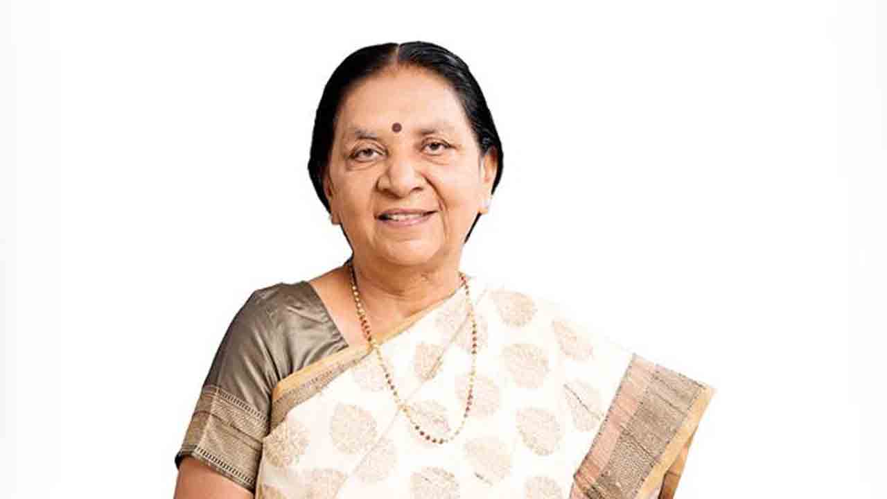 Assigning Duty To Dead Employee | గవర్నర్ పర్యటన సందర్భంగా చనిపోయిన ఉద్యోగికి డ్యూటీ.. క్లర్క్   సస్పెండ్