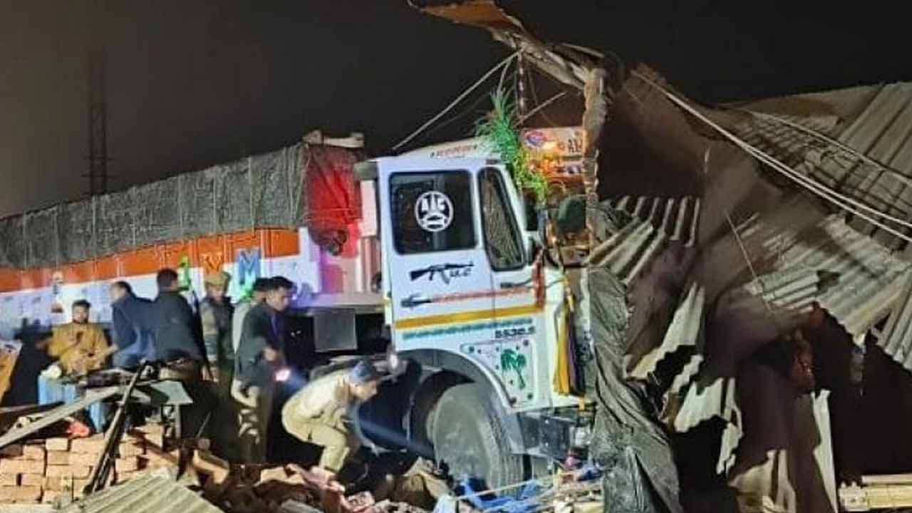 Accident | దాబాలోకి దూసుకెళ్లిన ట్రక్కు.. ముగ్గురు దుర్మరణం