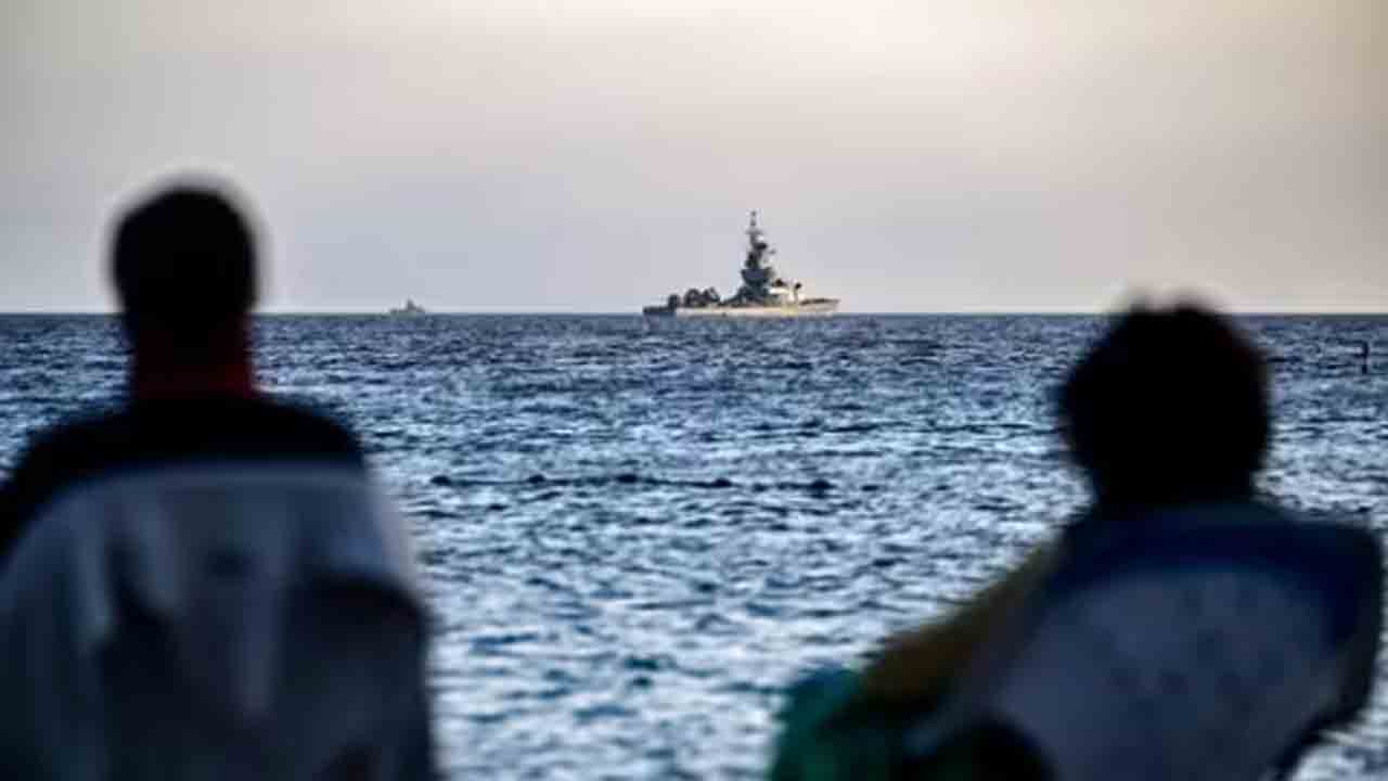 Attack On Ship In Red Sea | ఎర్ర సముద్రంలో రవాణా నౌకపై మరో దాడి.. 3 హౌతీ బోట్లను ముంచేసిన   అమెరికా