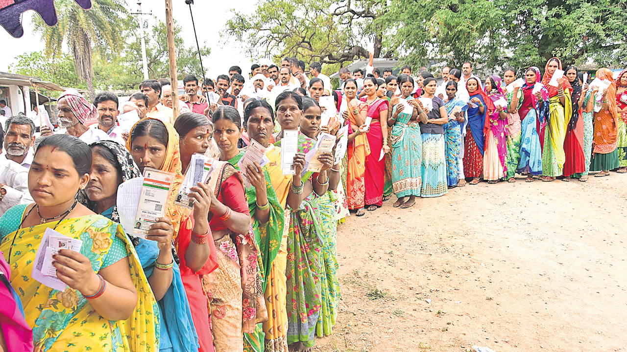 52 మంది అభ్యర్ధుల డిపాజిట్‌ గలంతు
