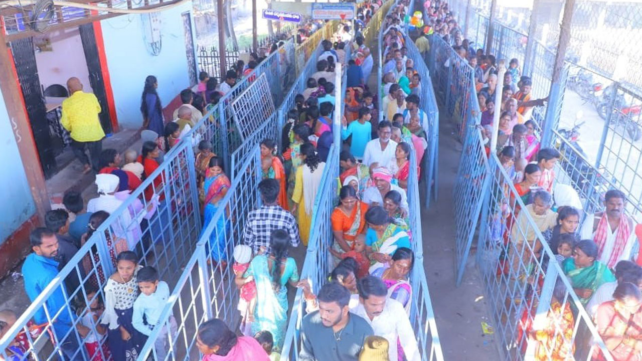 భక్త‘జన’సంద్రం