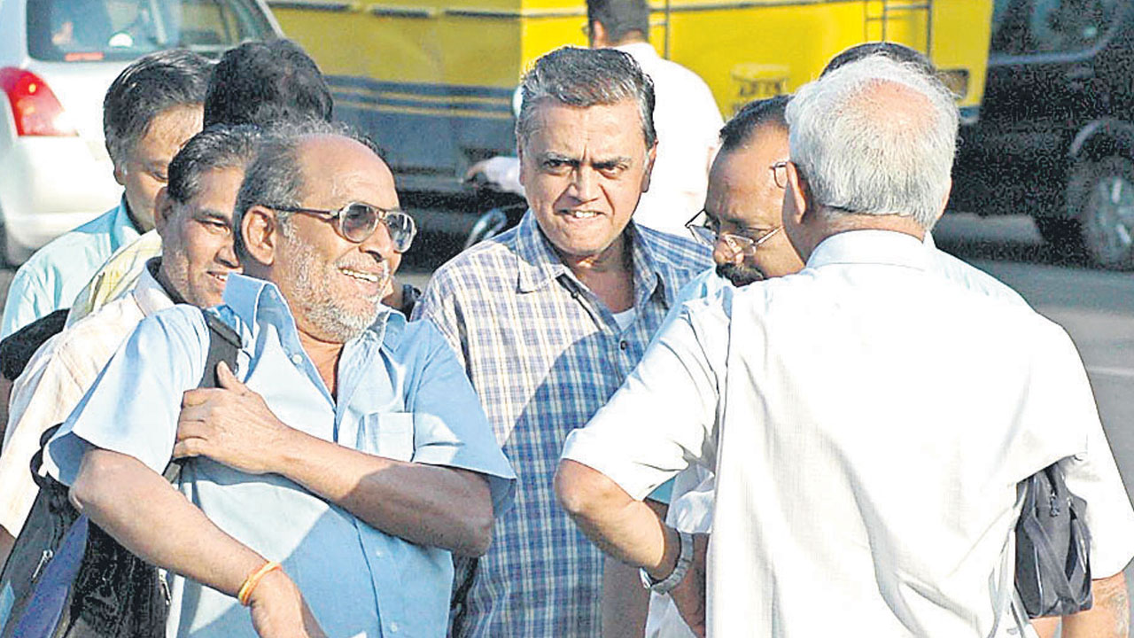 ఆదర్శం.. విశ్రాంత ఉద్యోగులు