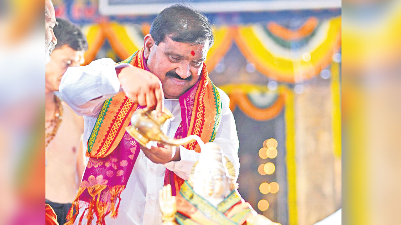 వైభవంగా అయ్యప్ప మహా పడిపూజ