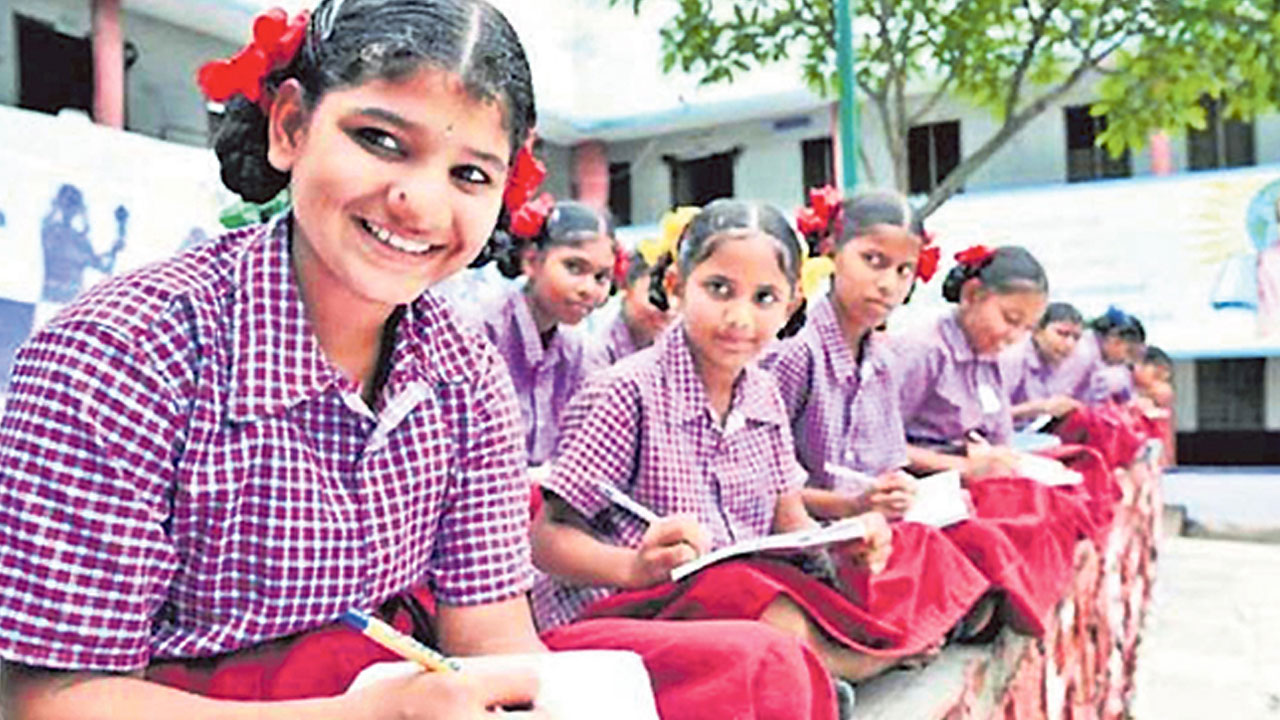 గురుకుల అడ్మిషన్లకు ఆహ్వానం