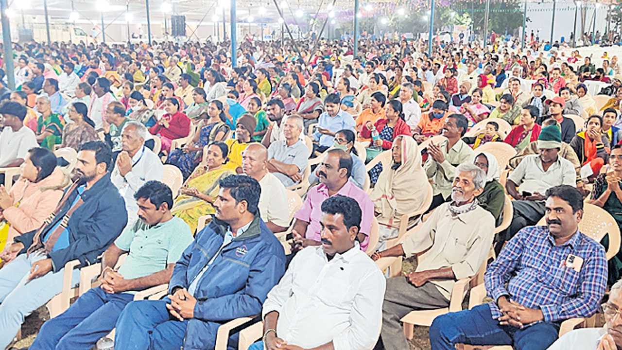 మహేశ్వర మహా పిరమిడ్‌తో