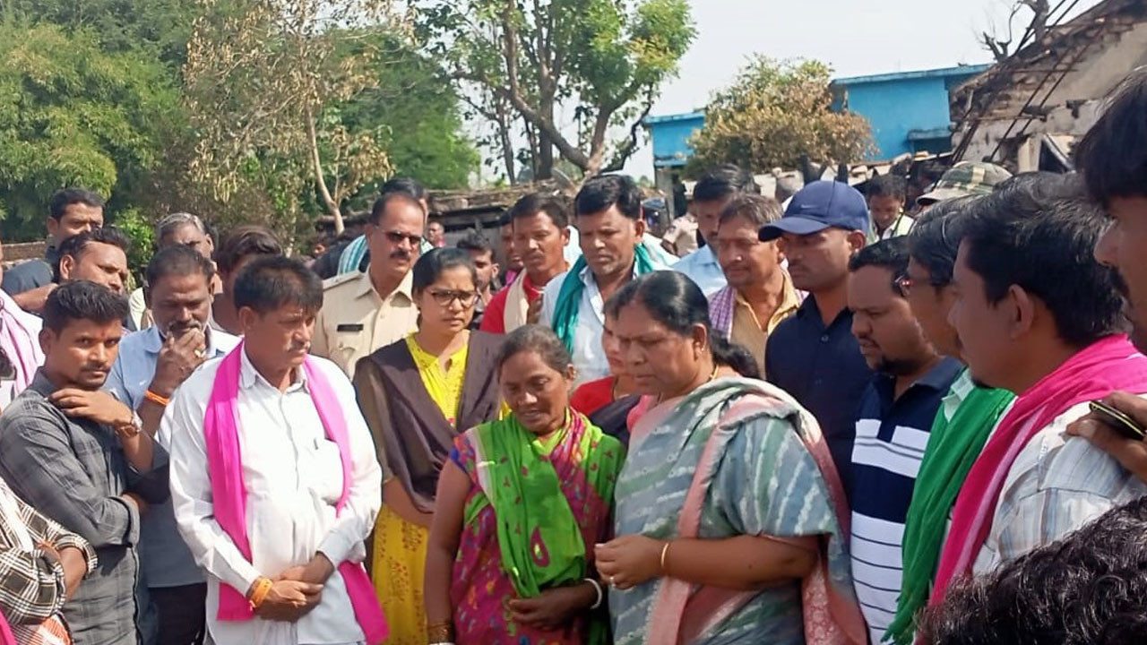 నిరాశ్రయులకు ఎమ్మెల్యే కోవ లక్ష్మి సాయం