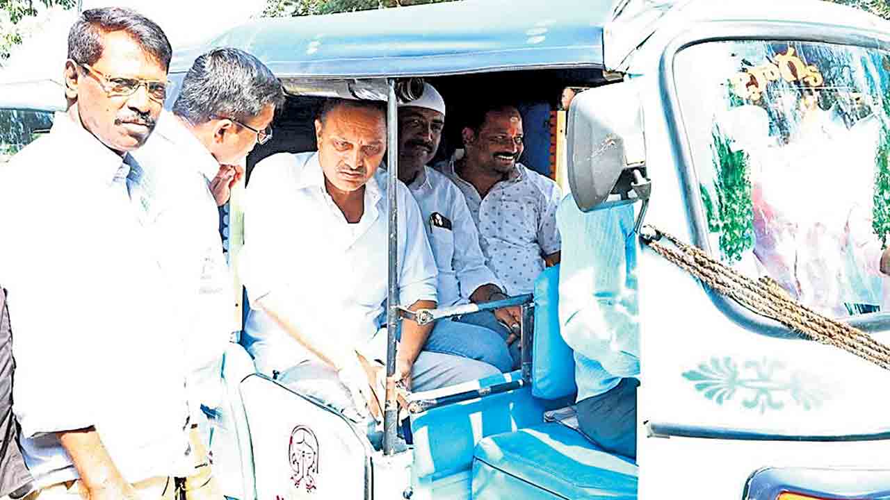 ఆటోడ్రైవర్ల సమస్యలు పరిష్కరించాలి