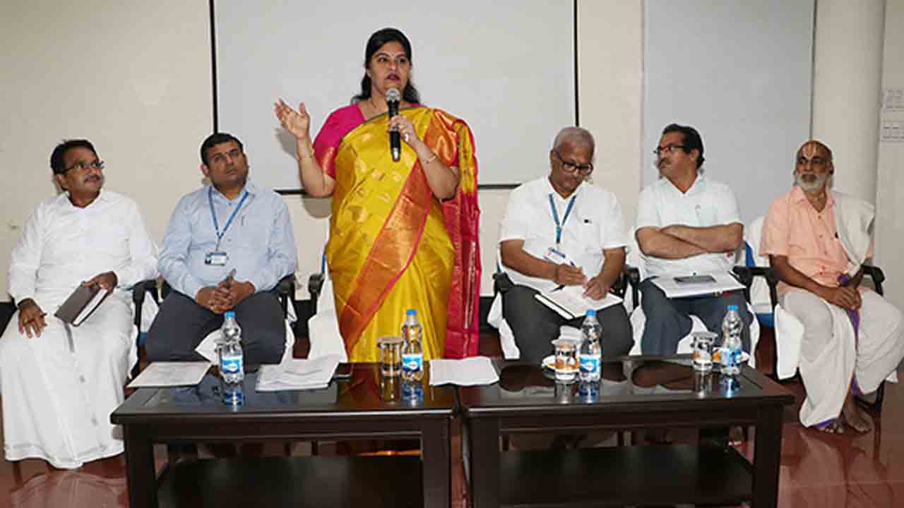 TTD | తిరుమలలో వైకుంఠ ద్వారా దర్శనం కోసం నాలుగు లక్షలకు పైగా టోకెన్లు : టీటీడీ జేఈవో