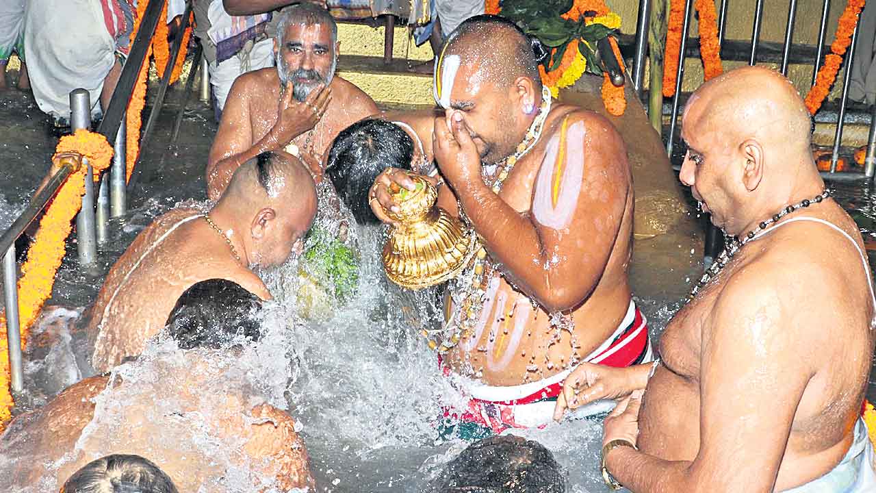 పుష్కరిణిలో శ్రీవారి చక్రస్నానం