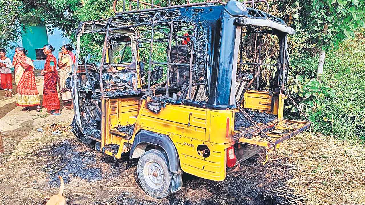 BRS | బీఆర్‌ఎస్‌ నేతలపై ఆగని దాడులు.. వనపర్తిలో ఇంటి ముంది నిలిపిన రెండు ఆటోలు, స్కూటీకి నిప్పు