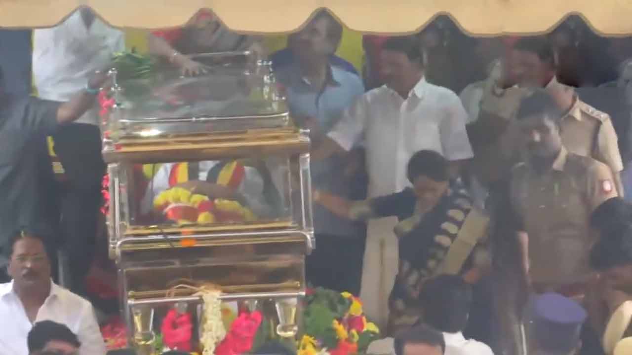 Captain Vijayakanth | డీఎండీకే ప్రధాన కార్యాలయానికి విజయకాంత్ భౌతికకాయం