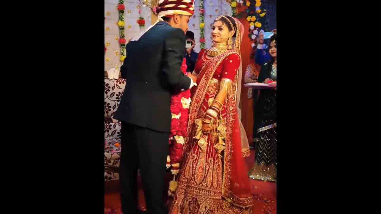 Viral video | ముద్దు విషయంలో వధూవరుల చిలిపి తగాదా.. సోషల్ మీడియాలో వీడియో వైరల్‌