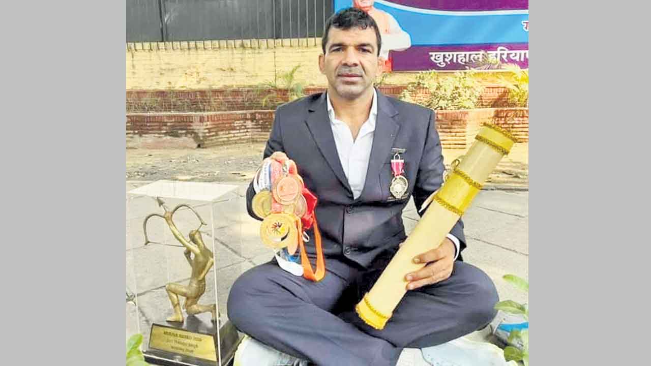 వీరేందర్‌సింగ్‌ పద్మశ్రీ వాపస్‌