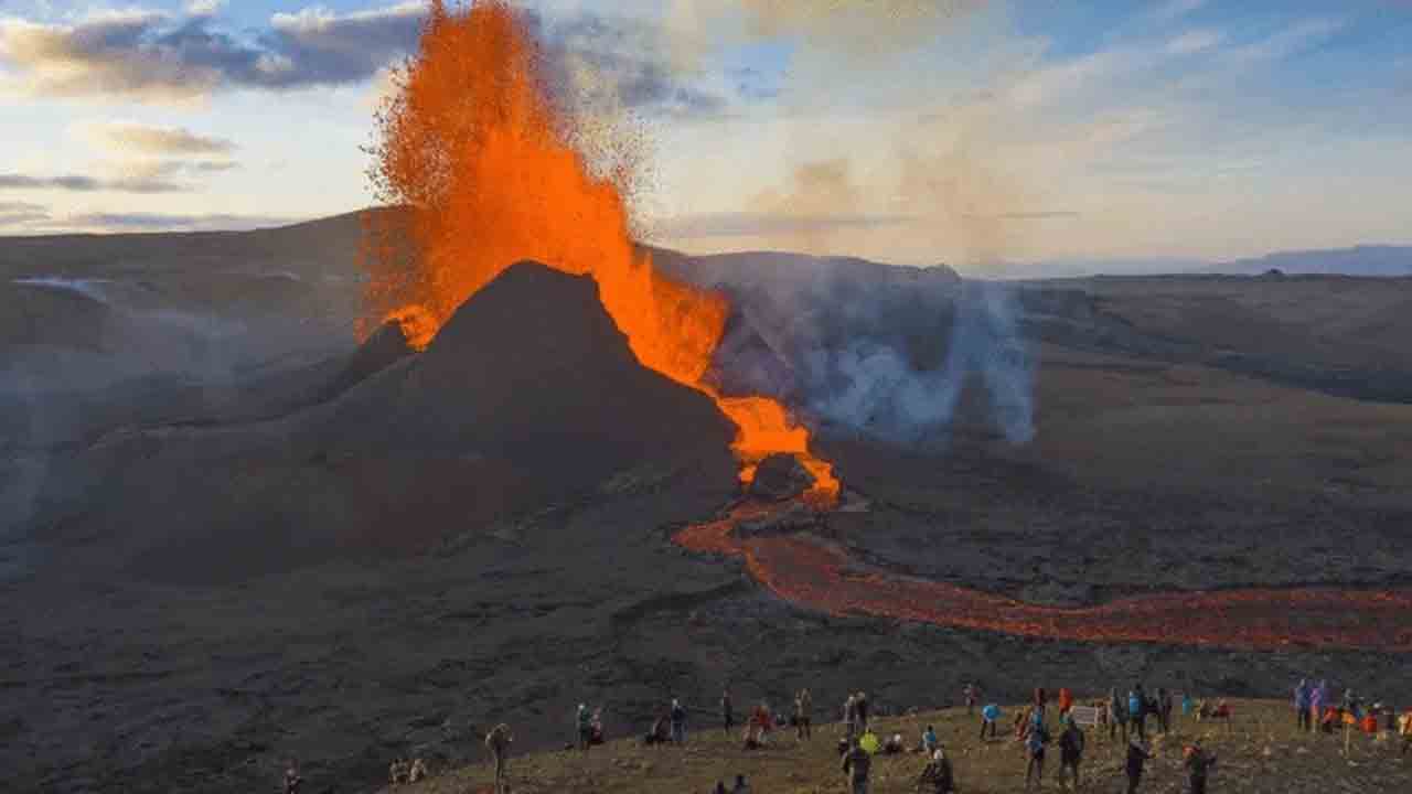 Volcano Eruption | ఐస్‌లాండ్‌ దేశంలో పేలిన అగ్నిపర్వతం.. ఉబికి వస్తున్న లావా..!