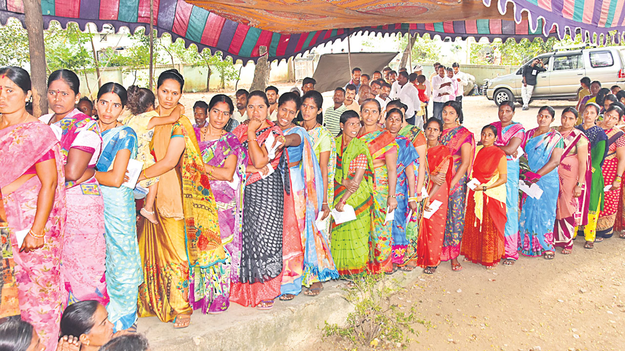 జిల్లాలో 76.65% పోలింగ్‌