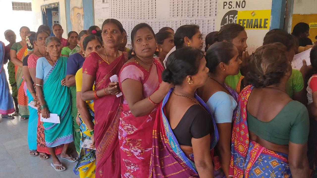 అత్యధిక ఓటింగ్‌ అతివలదే..