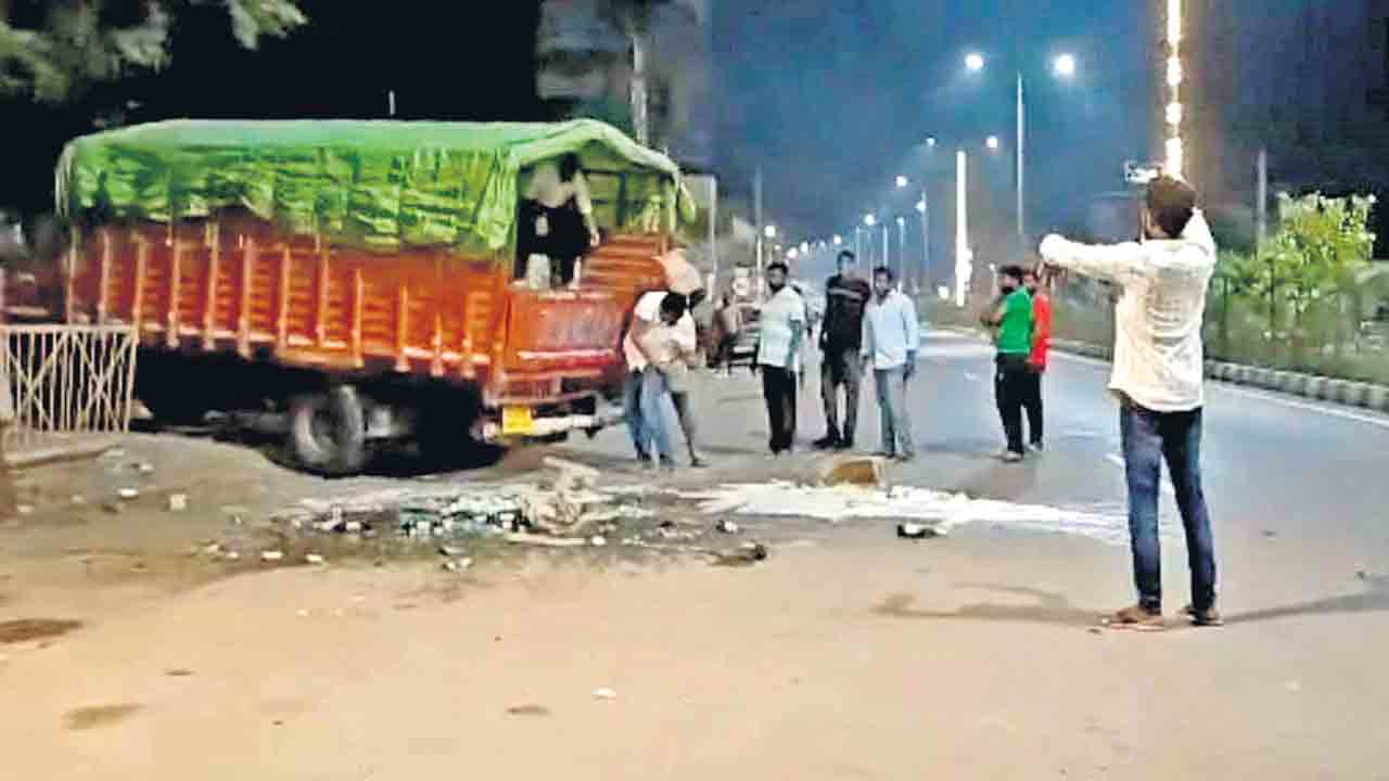 అర్ధరాత్రి వైన్స్‌ షాపు యజమాని వీరంగం