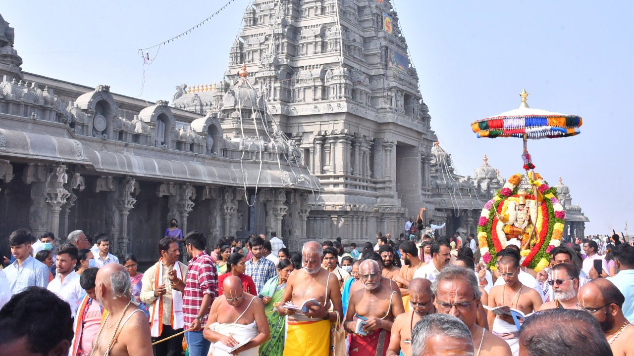 శ్రీరాముడుగా.. వేంకటేశ్వరుడిగా..