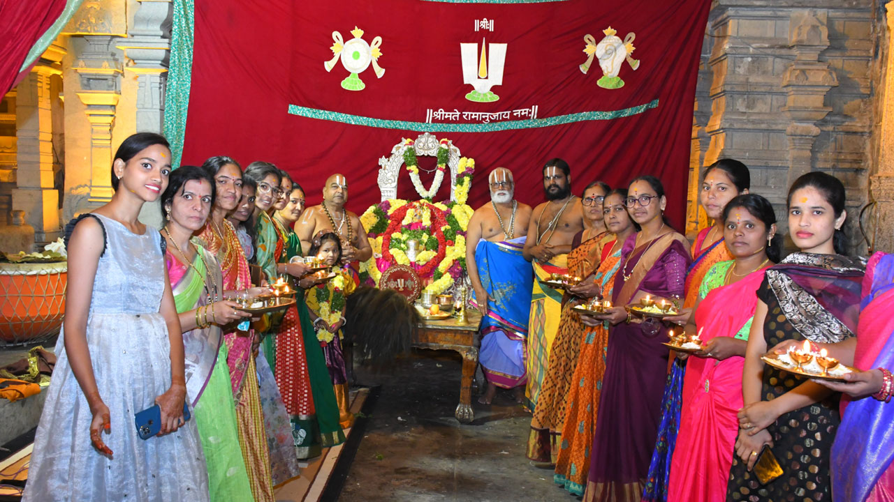 యాదగిరిగుట్టలో 30 రోజులు ప్రత్యేక పూజలు
