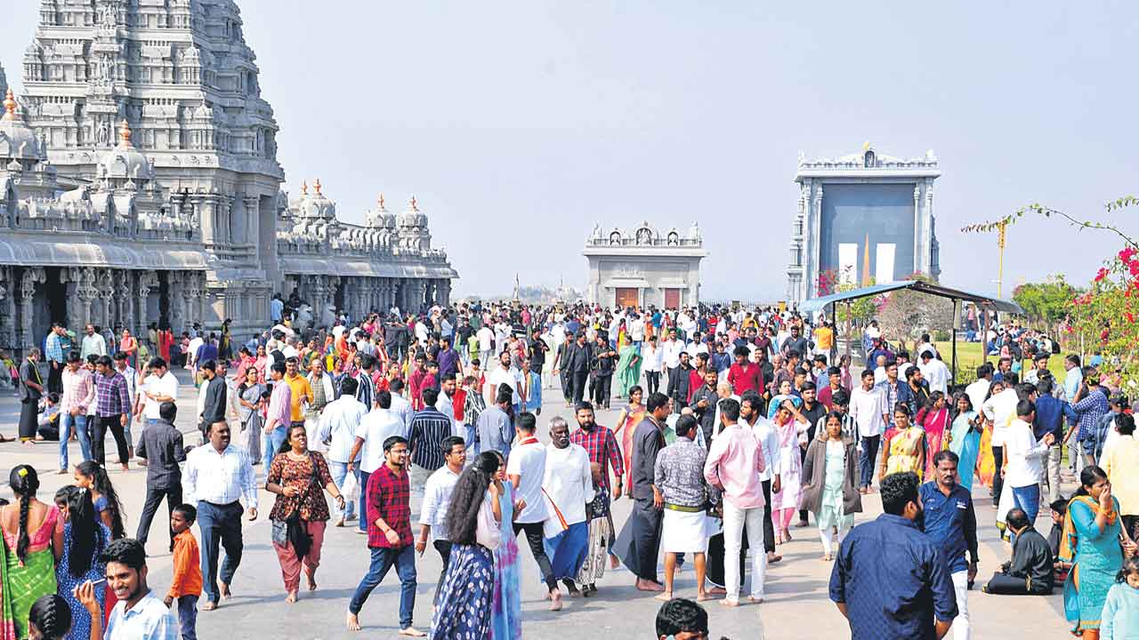 Yadagirigutta | భక్తులతో కిటకిటలాడిన యాదగిరిగుట్ట లక్ష్మీనరసింహస్వామి ఆలయం