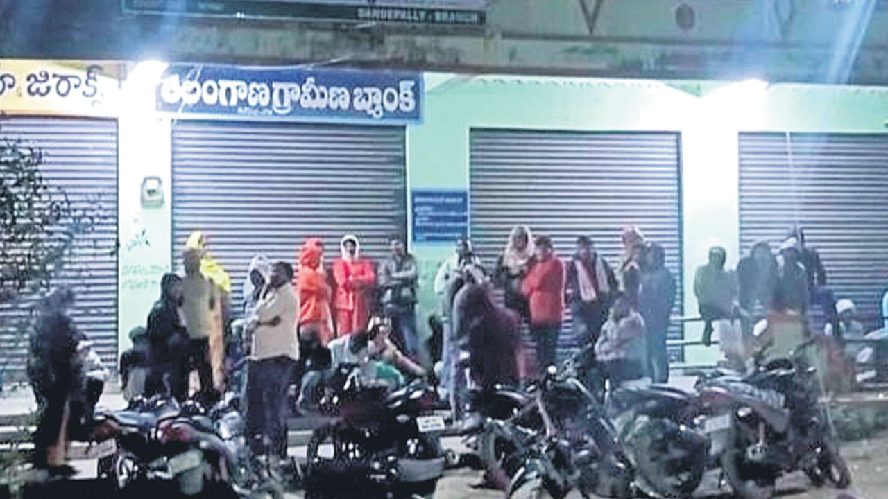 తెల్లవారకముందే..