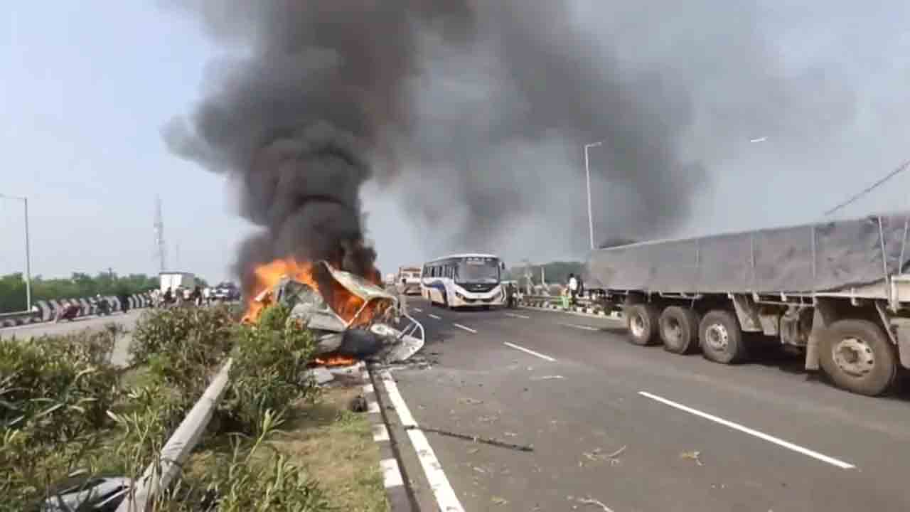 AP News | ఏపీలో ఘోర ప్ర‌మాదం.. కారులో మంట‌లు చెల‌రేగి ఒక‌రు మృతి