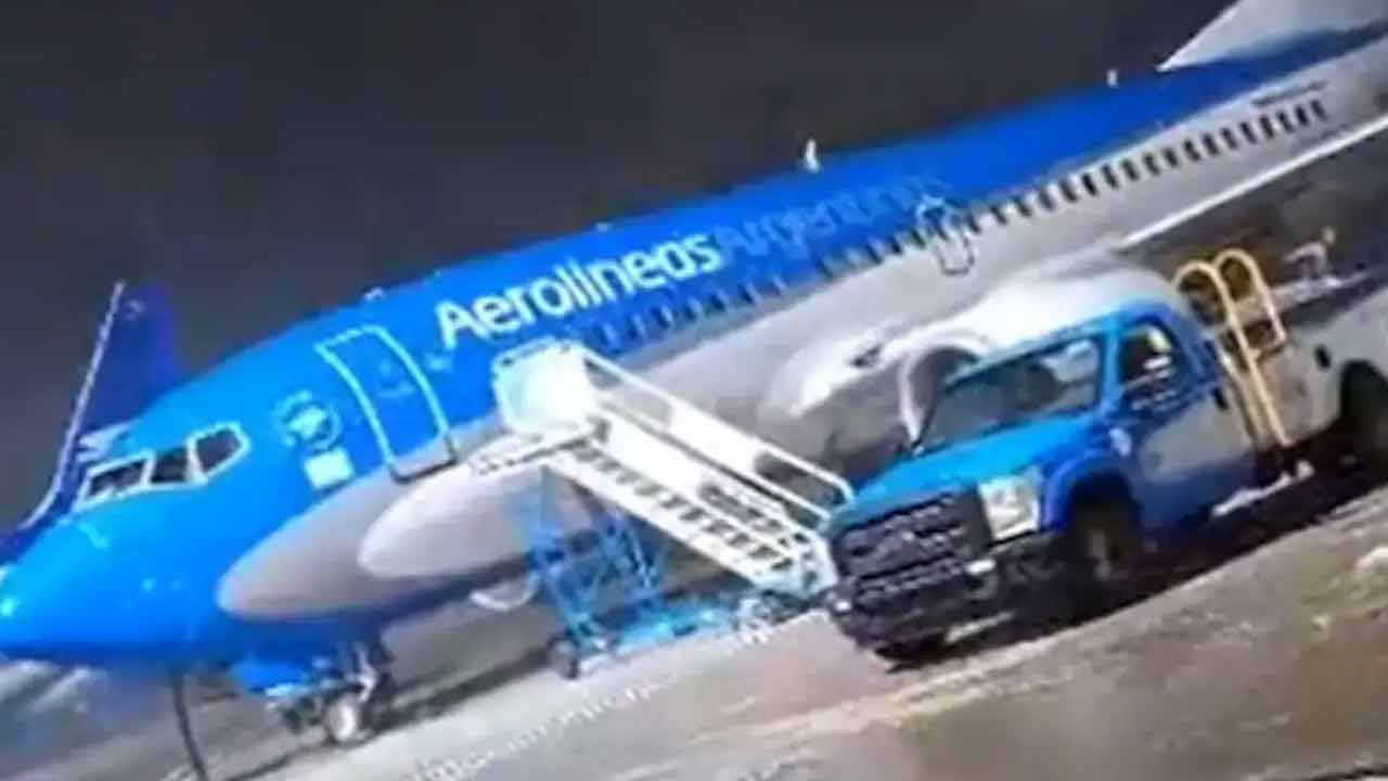 Airplane Spins: బ‌ల‌మైన ఈదురుగాలికి.. విమానం ఇలా ప‌క్క‌కు జ‌రిగింది.. వీడియో