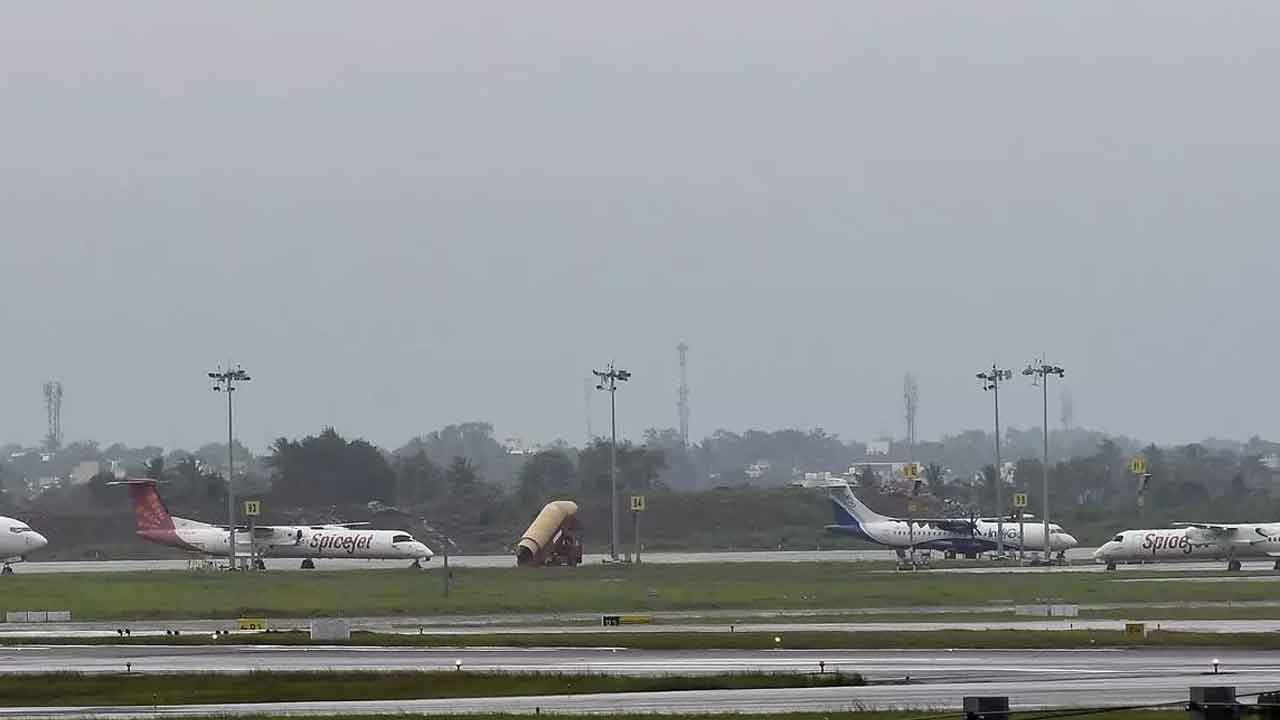 తుఫాన్‌ వల్ల పలు విమానాలు రద్దు