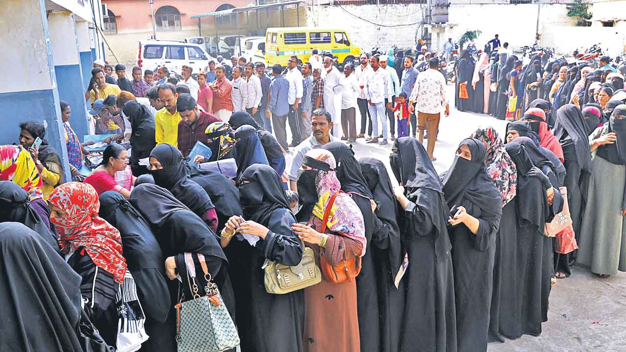 Prajapalana | ప్రజాపాలనకు పోటెత్తిన జనం.. ఏ పథకానికి ఎవరు అర్హులన్నదానిపై ప్రజలనుంచి ప్రశ్నలు
