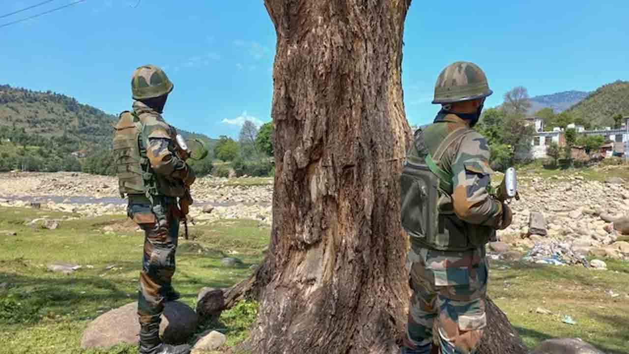 Terrorists | భార‌త్‌లోకి చొర‌బాటుకు ఉగ్ర‌వాదుల య‌త్నం.. ఒక‌రు హ‌తం