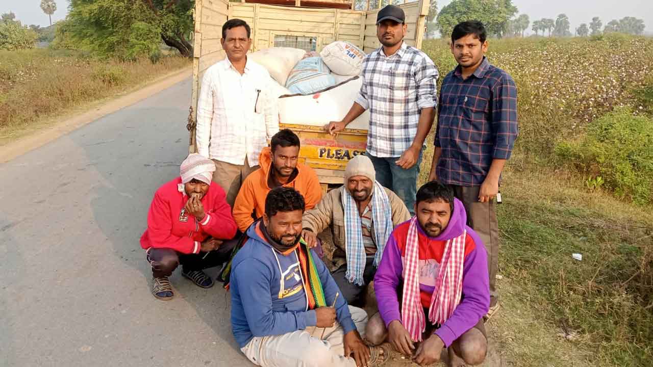 Ration rice | ఆసిఫాబాద్‌ జిల్లాలో పది క్వింటాళ్ల రేషన్‌ బియ్యం పట్టివేత