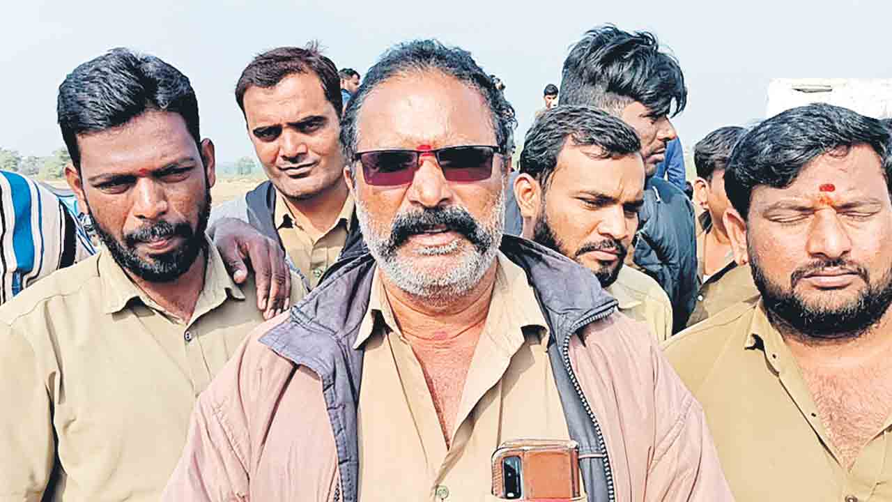 RTC drivers | ఆర్టీసీ అద్దె బస్సు డ్రైవర్ల ఆందోళన.. మెదక్‌లో విధుల బహిష్కరణ