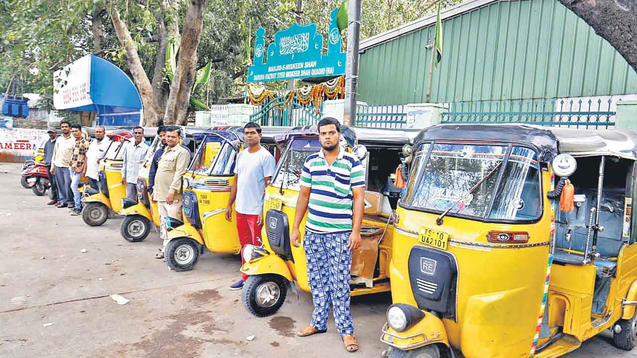 మహిళలకు ఫ్రీజర్నీతో తగ్గిన గిరాకీ.. ఆందోళనలో ఆటో డ్రైవర్లు