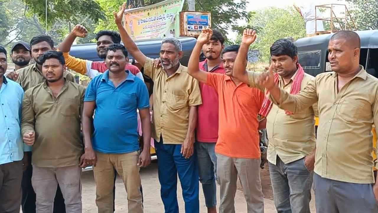 Auto drivers protested | మాకు బతుకుదెరువు చూపించాల్సిన బాధ్యత కాంగ్రెస్‌ ప్రభుత్వానిదే