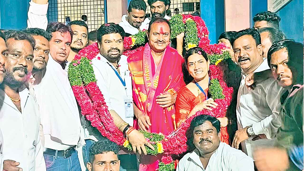 గులాబీ విజయకేతనం..