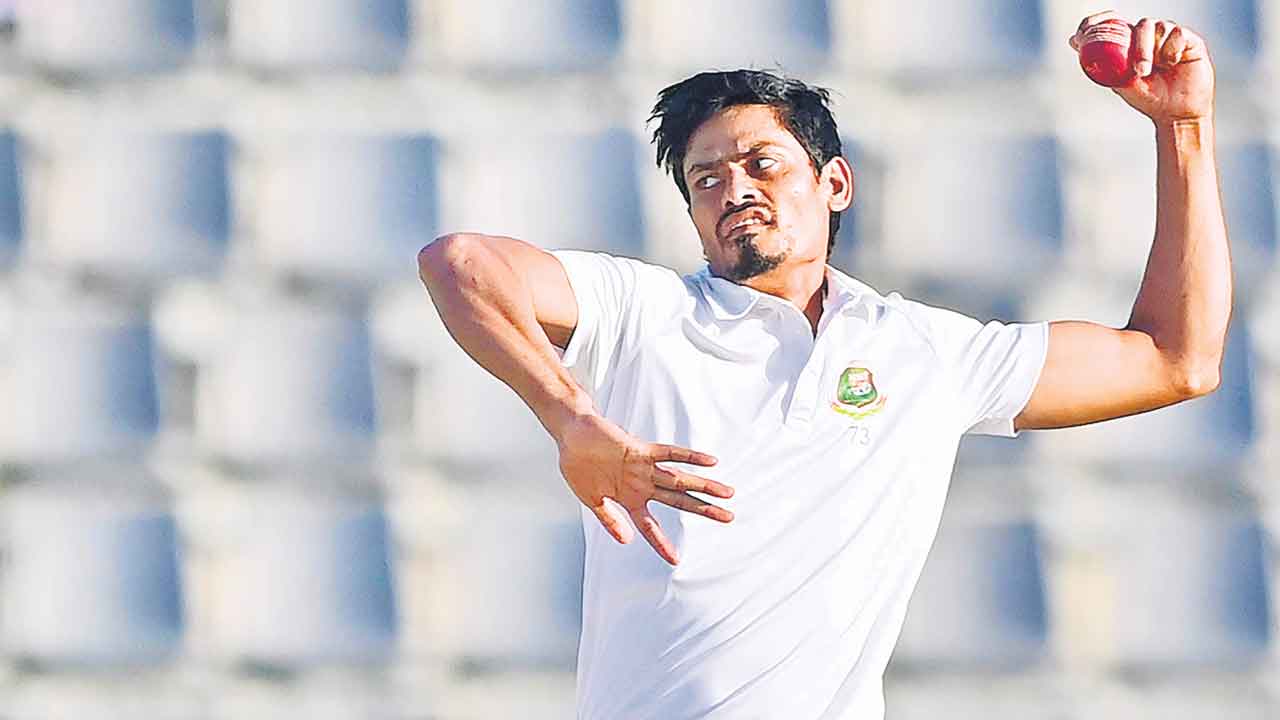 మూడు వికెట్ల దూరంలో..