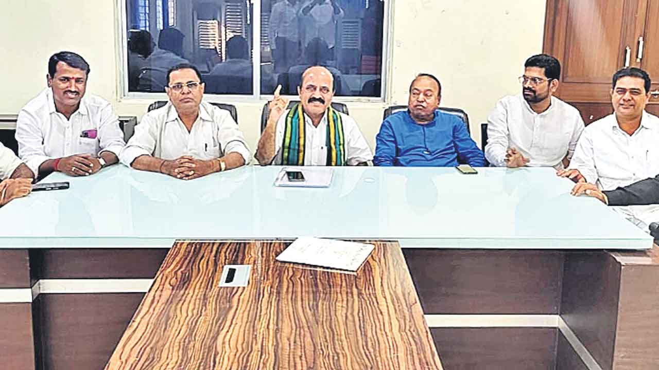 బంజారాలకు మంత్రివర్గంలో చోటు ఇవ్వాలి